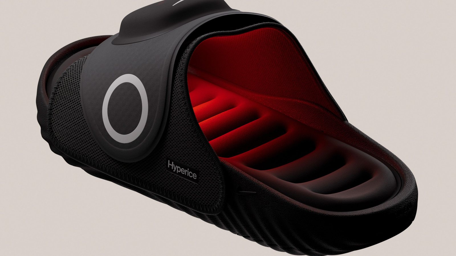 Nike Air Zoom Hyperslide coloris noir, bride Hyperice relevée révélant la semelle intérieure chauffante rouge