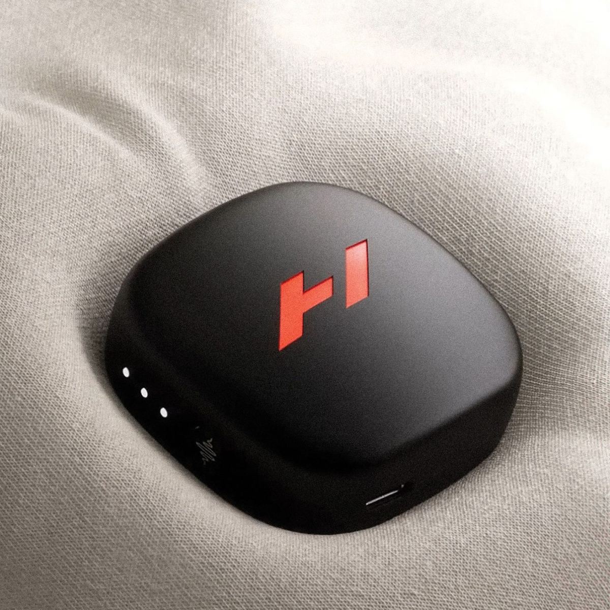 Le Hyperslide Pod amovible noir avec logo Hyperice rouge, port USB-C et trois témoins lumineux